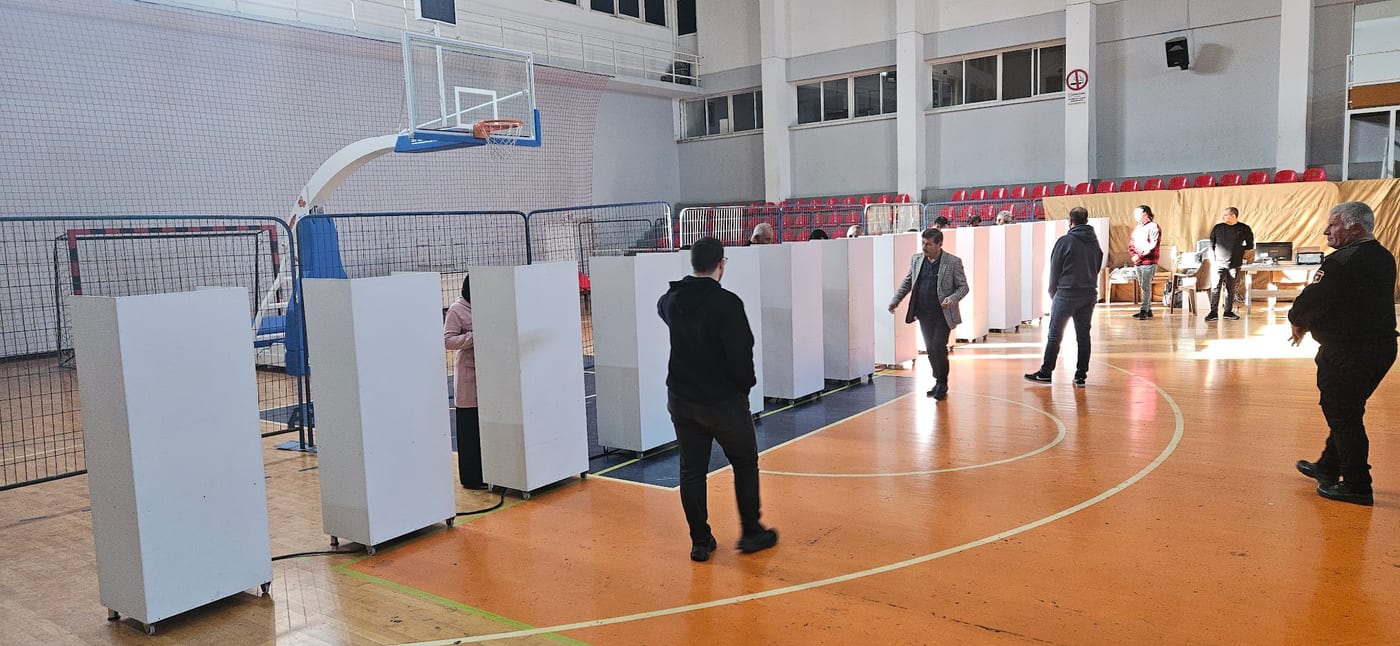 Kıbrıs Yazılım dokunmatik oylama ekranı — güvenlik kodu girişi