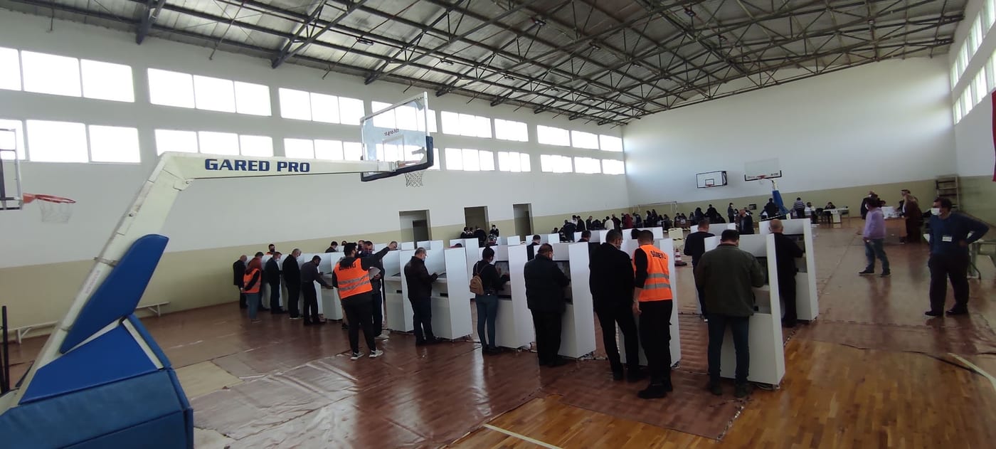 Spor salonunda sıralanmış elektronik oylama kabinleri